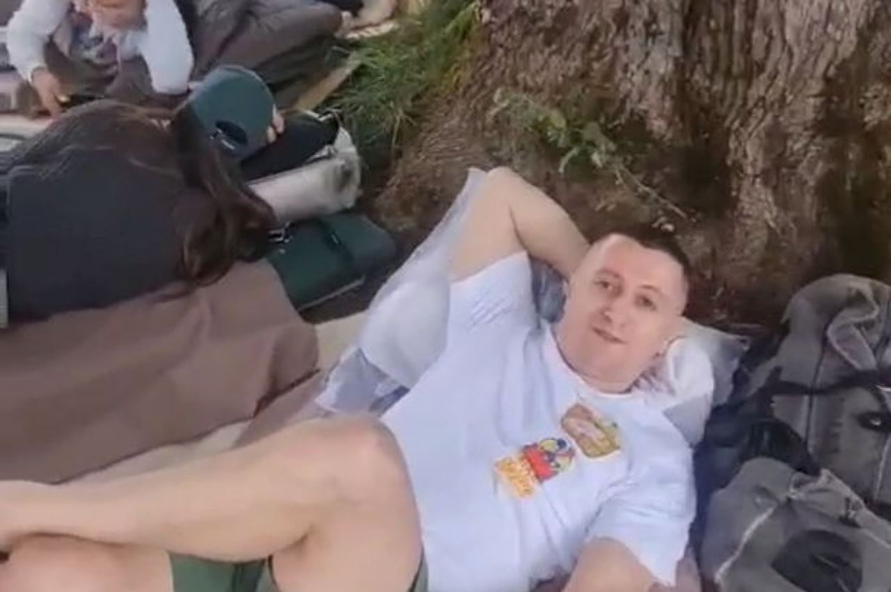 tak buat apa-apa, lelaki ini juara baring selama 60 jam