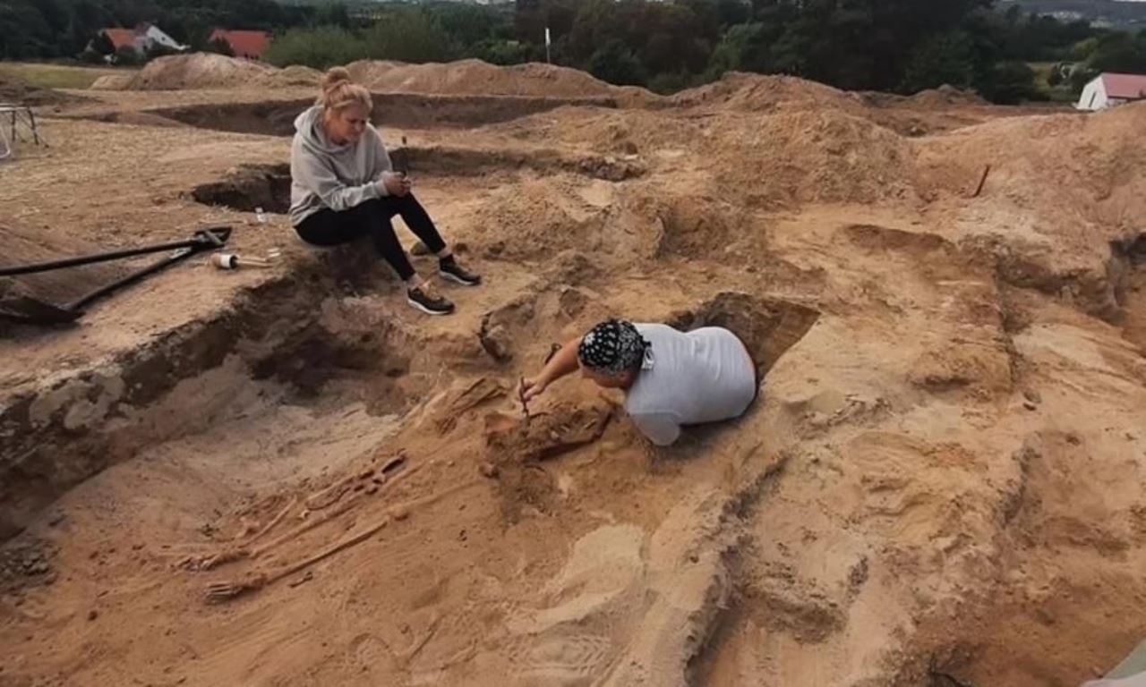 pakar jumpa rangka mayat pontianak, ada bilah sabit pada kerongkong