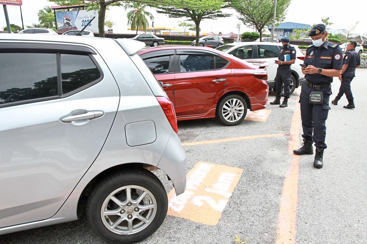 two-hour parking limit: motorists given summons for paying wrong parking fee