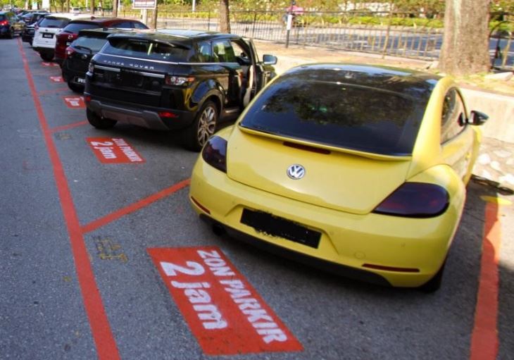 two-hour parking limit: motorists given summons for paying wrong parking fee