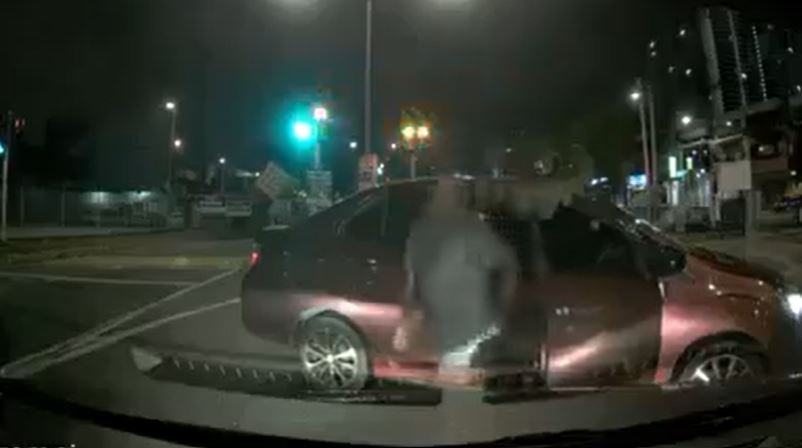 m’sian escapes alleged robbery after random car blocked them at traffic light