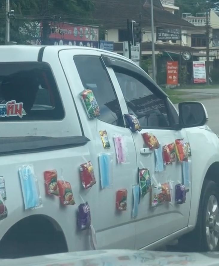 pemandu pikap beri snek percuma pada kenderaannya dapat pujian