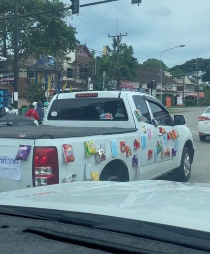 pemandu pikap beri snek percuma pada kenderaannya dapat pujian