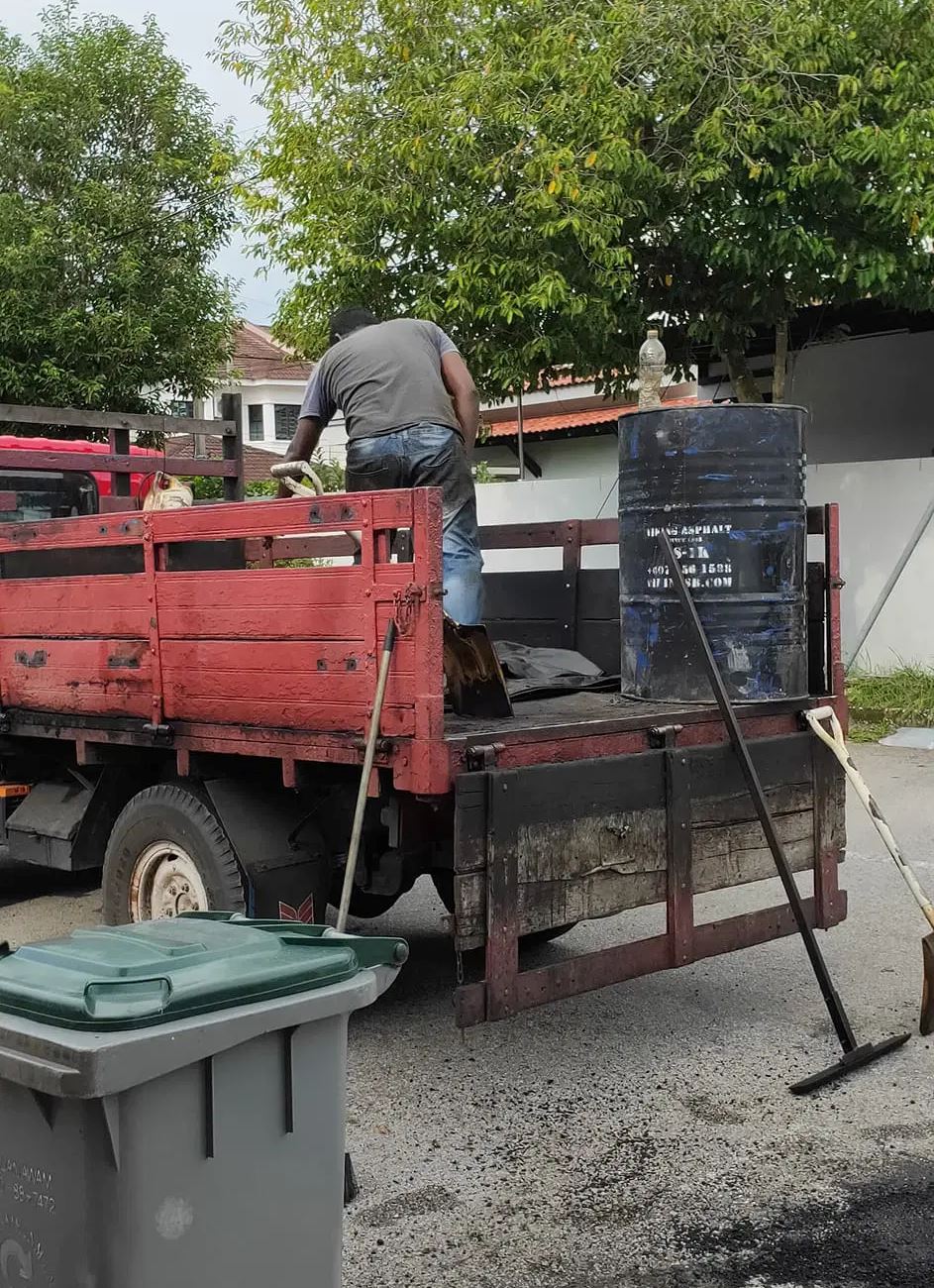 m’sian pays rm400 to “road workers” who claim they were from the city council