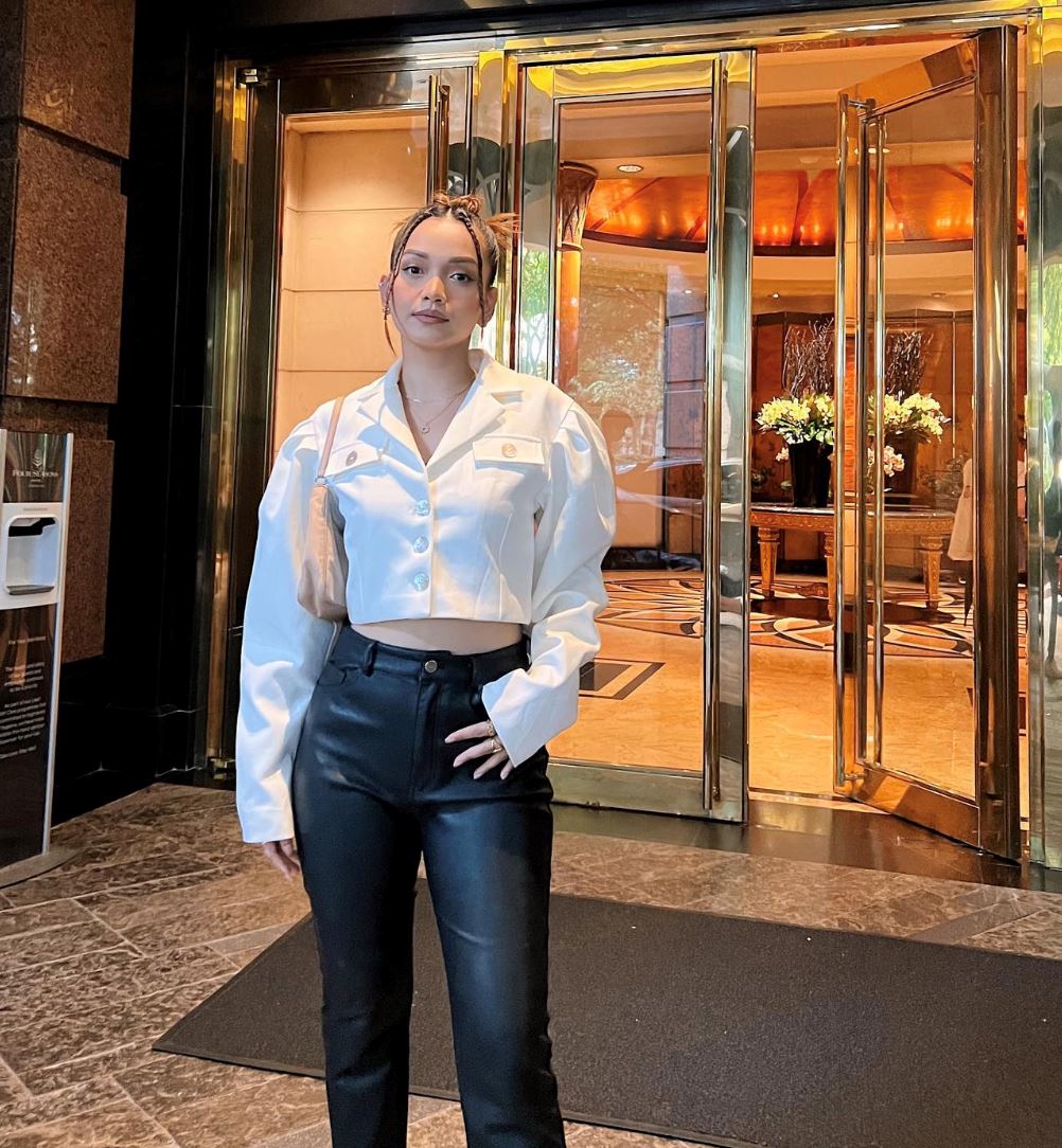 azira shafinaz hanya kawan baik sharnaaz, akui happy hidup single