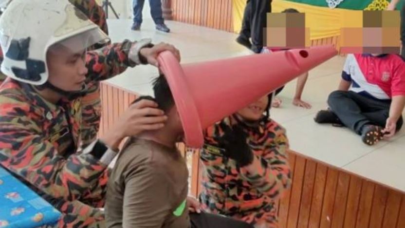 kepala murid tersangkut dalam kon plastik cetus panik