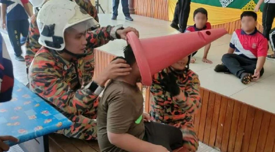 10-year-old m’sian boy gets head stuck in traffic cone, helped by abang bomba