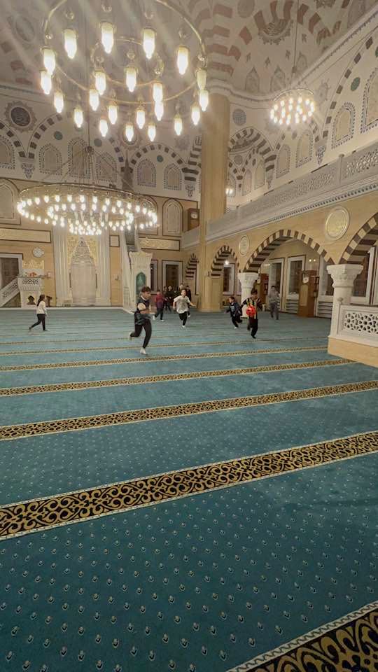 masjid di turki dipuji benar kanak-kanak bebas bermain dalamnya