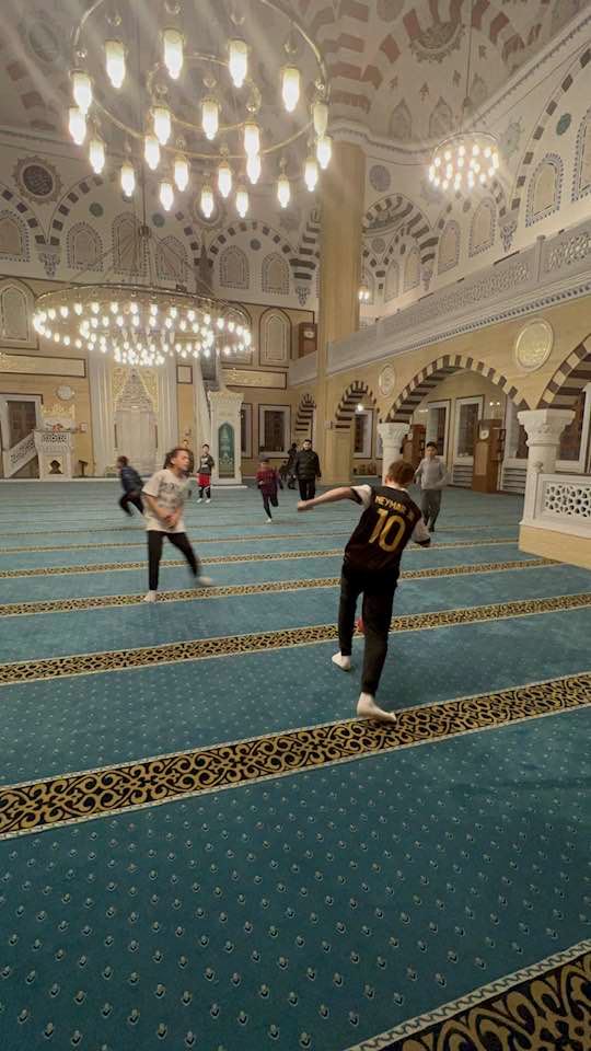 masjid di turki dipuji benar kanak-kanak bebas bermain dalamnya