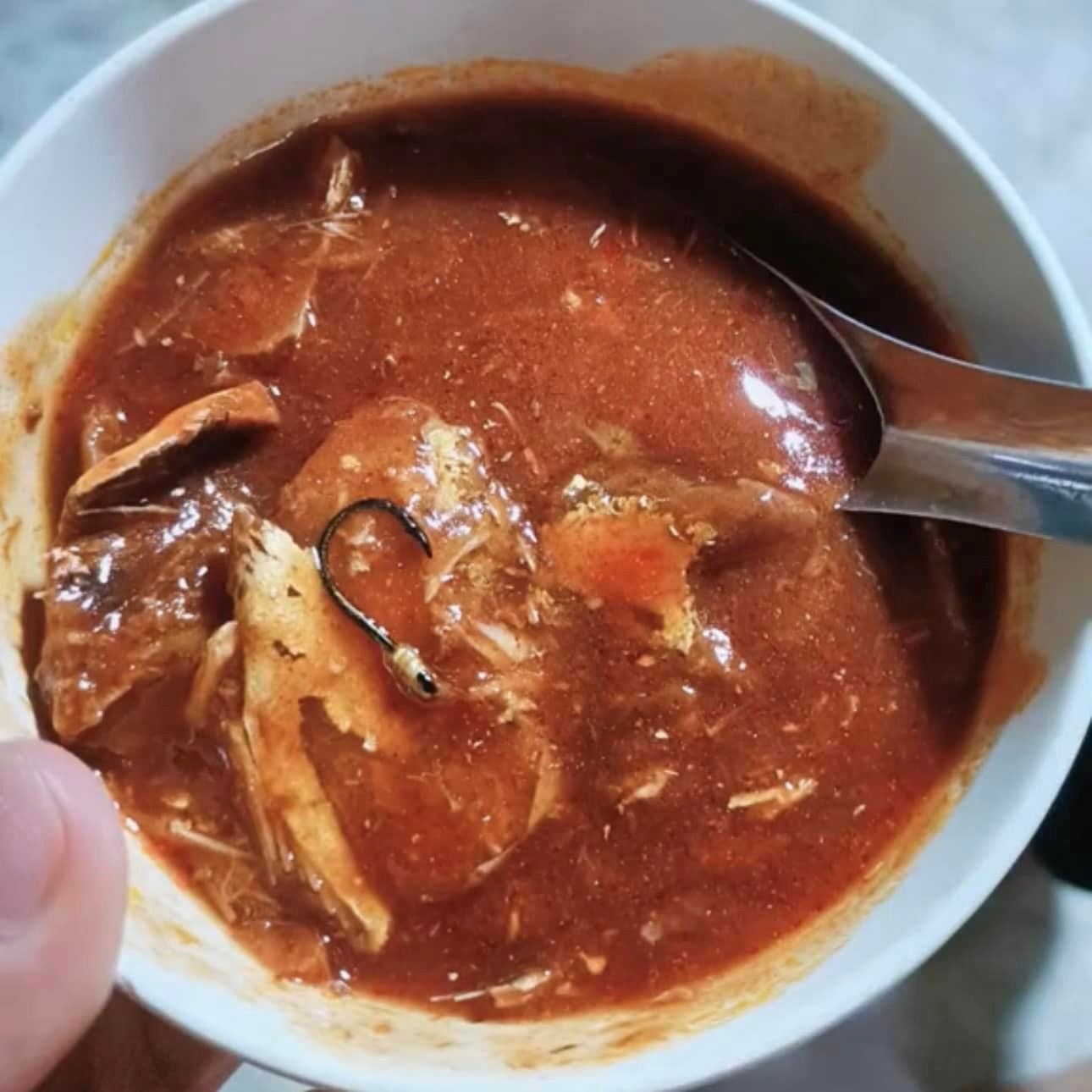 ngeri, lelaki terjumpa mata kail dalam tin ikan sardin