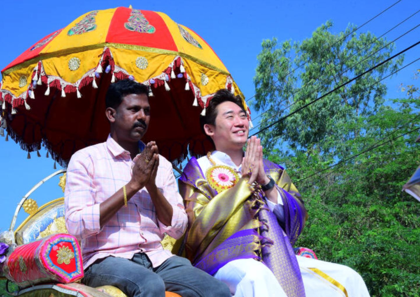 s’porean boss flies all the way to india to surprise employee at his wedding! 