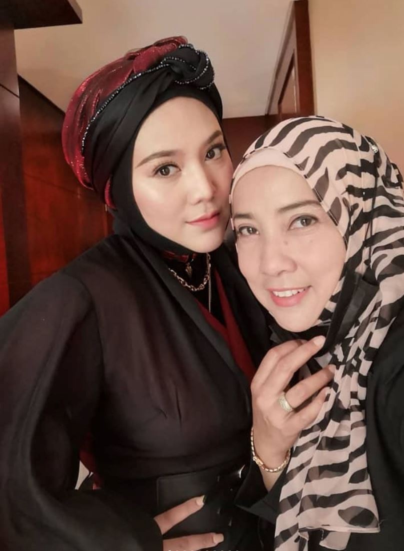 shila amzah nafi isteri baru bapa kawan baiknya, “dia lebih rapat dengan mak,”