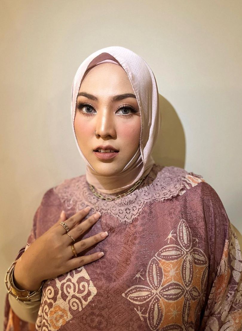 shila amzah nafi isteri baru bapa kawan baiknya, “dia lebih rapat dengan mak,”