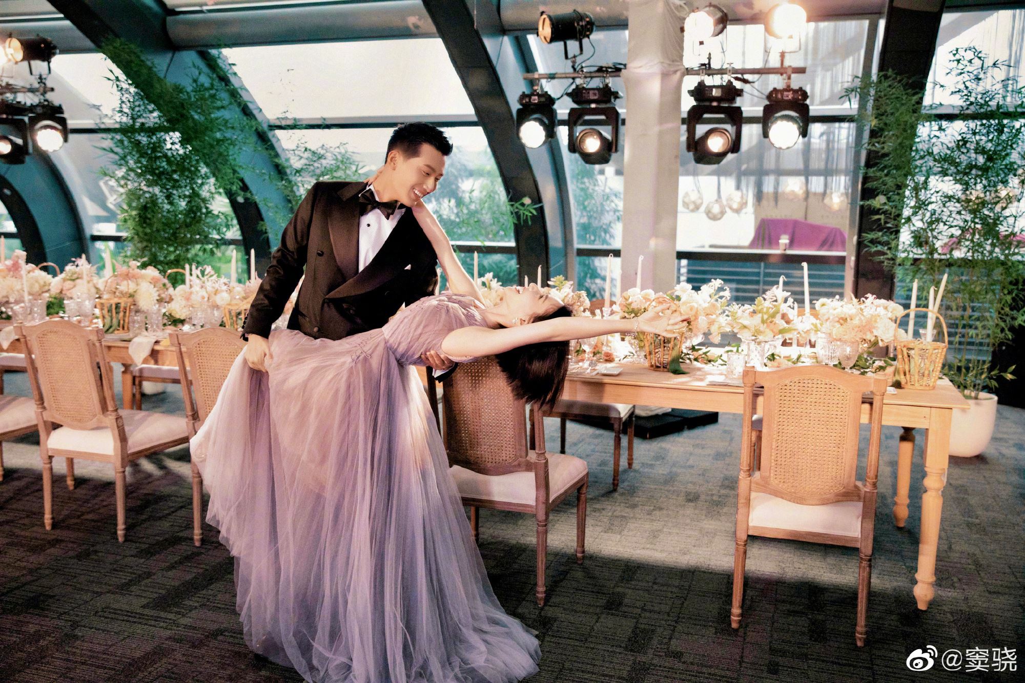 💍何超莲和窦骁峇里大婚❗️含情脉脉望对方甜到漏啊❤️