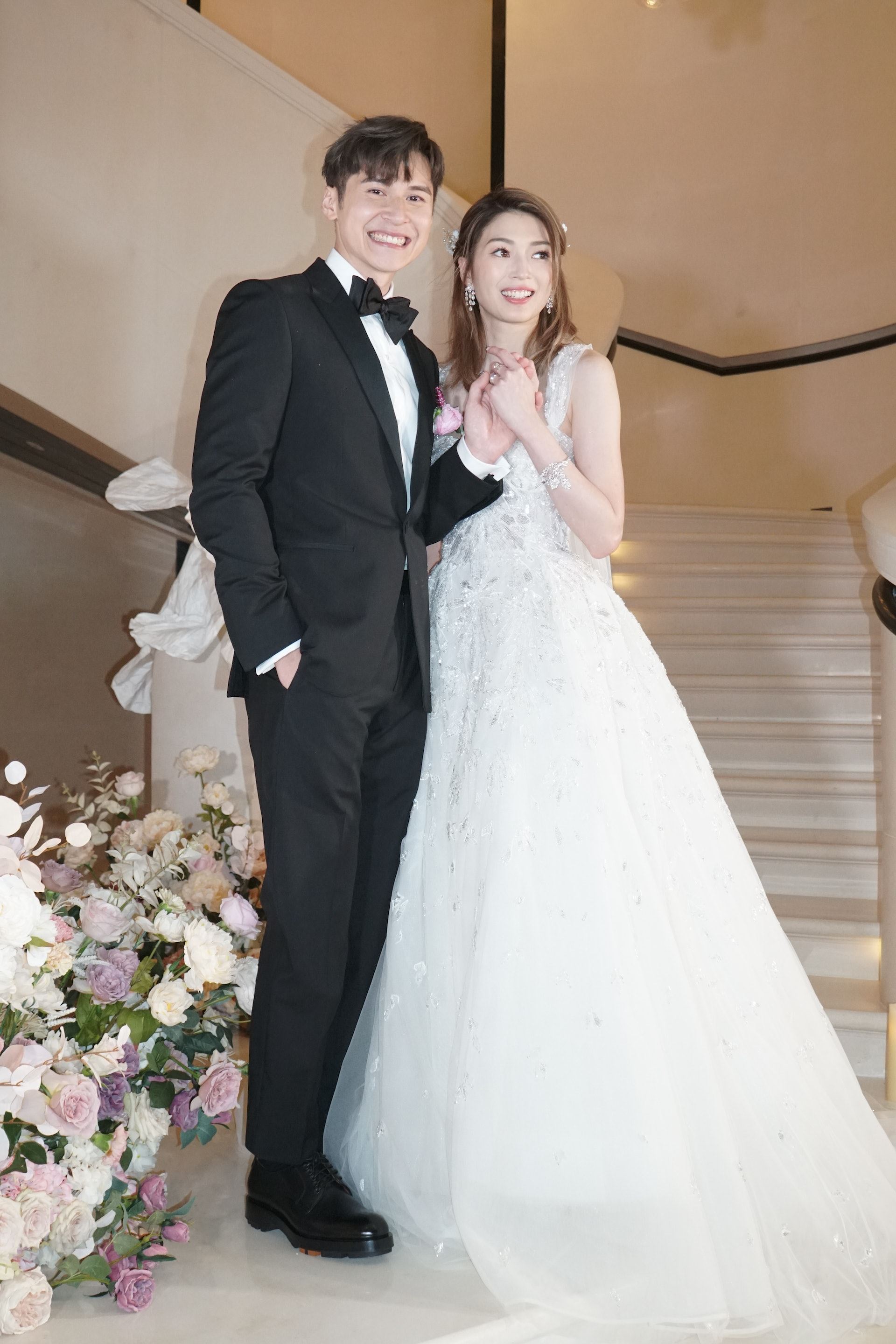 💍陈家乐、连诗雅正式结为夫妻❗️宣誓情深拥吻场面感人❤️