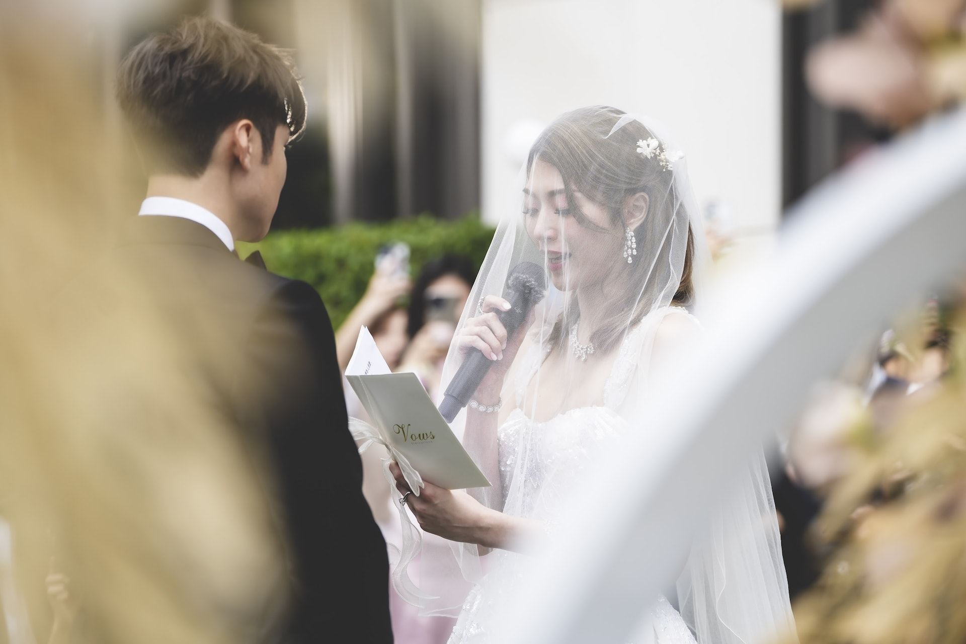 💍陈家乐、连诗雅正式结为夫妻❗️宣誓情深拥吻场面感人❤️