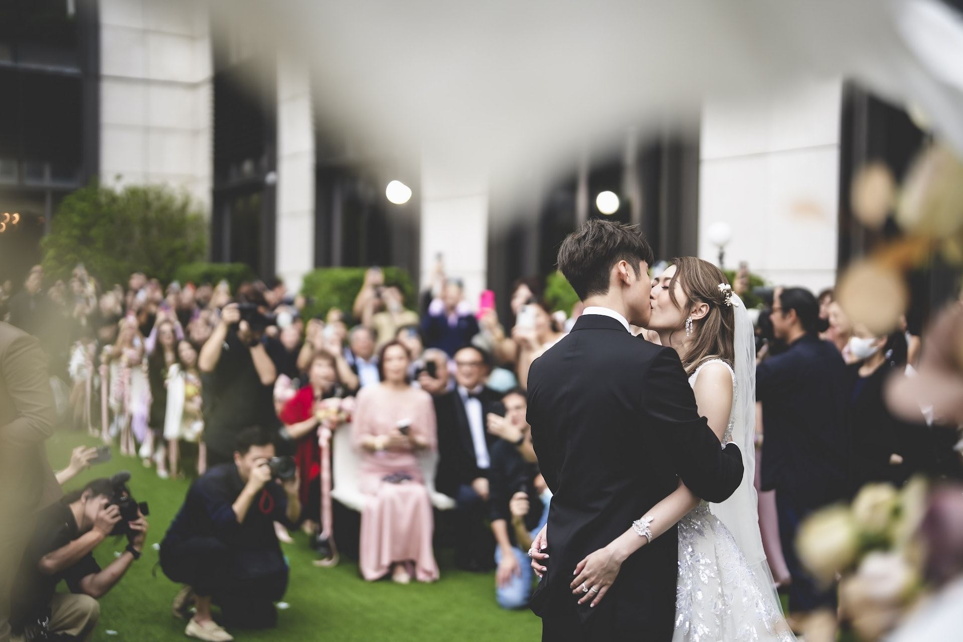 💍陈家乐、连诗雅正式结为夫妻❗️宣誓情深拥吻场面感人❤️