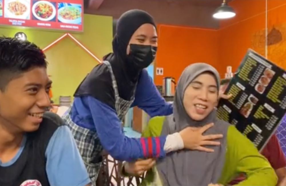 touching hari raya surprise! m’sian studying in india reunites with parents after 4 years