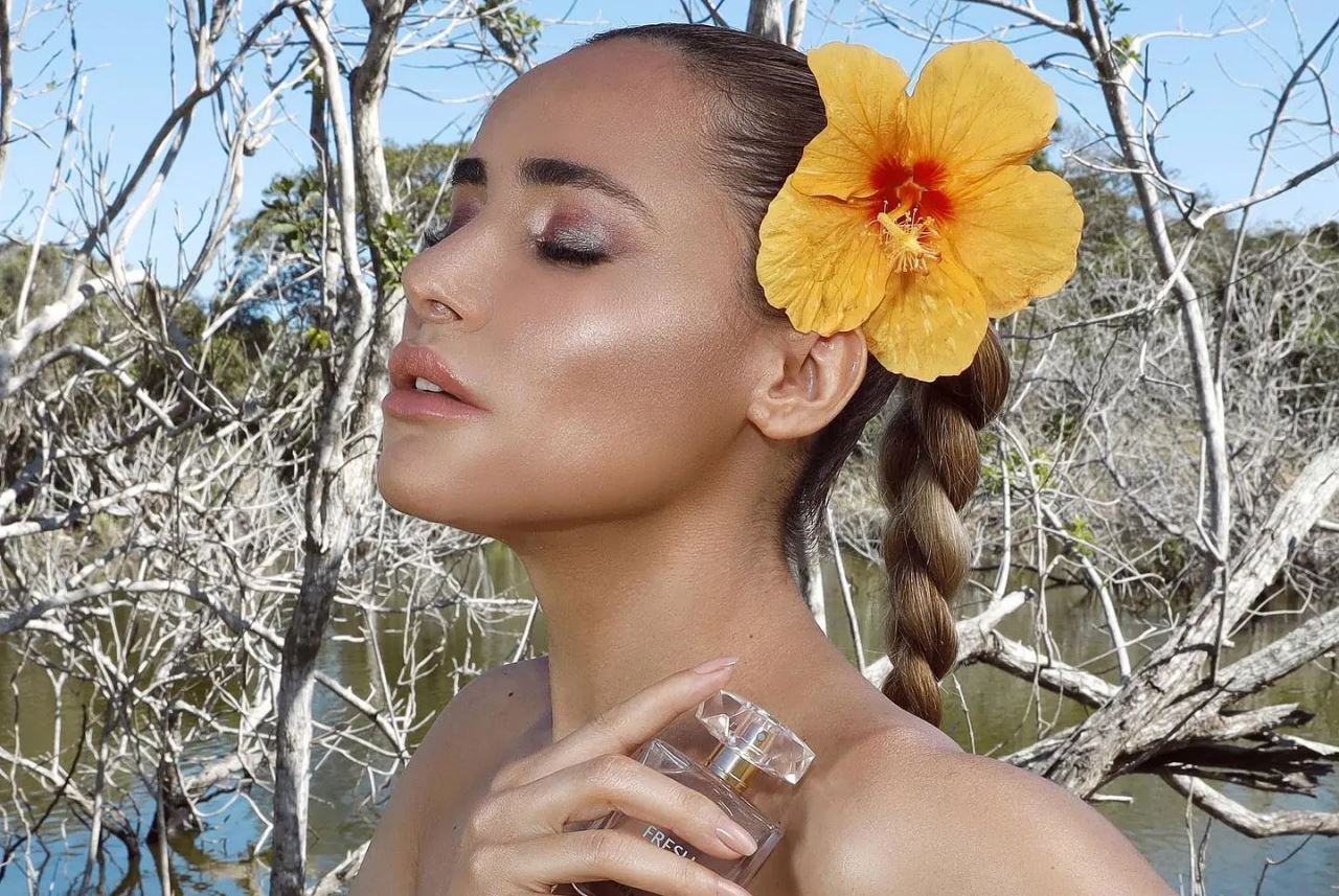 dapat sambutan ramai, model wanita jual minyak wangi campur peluh badannya