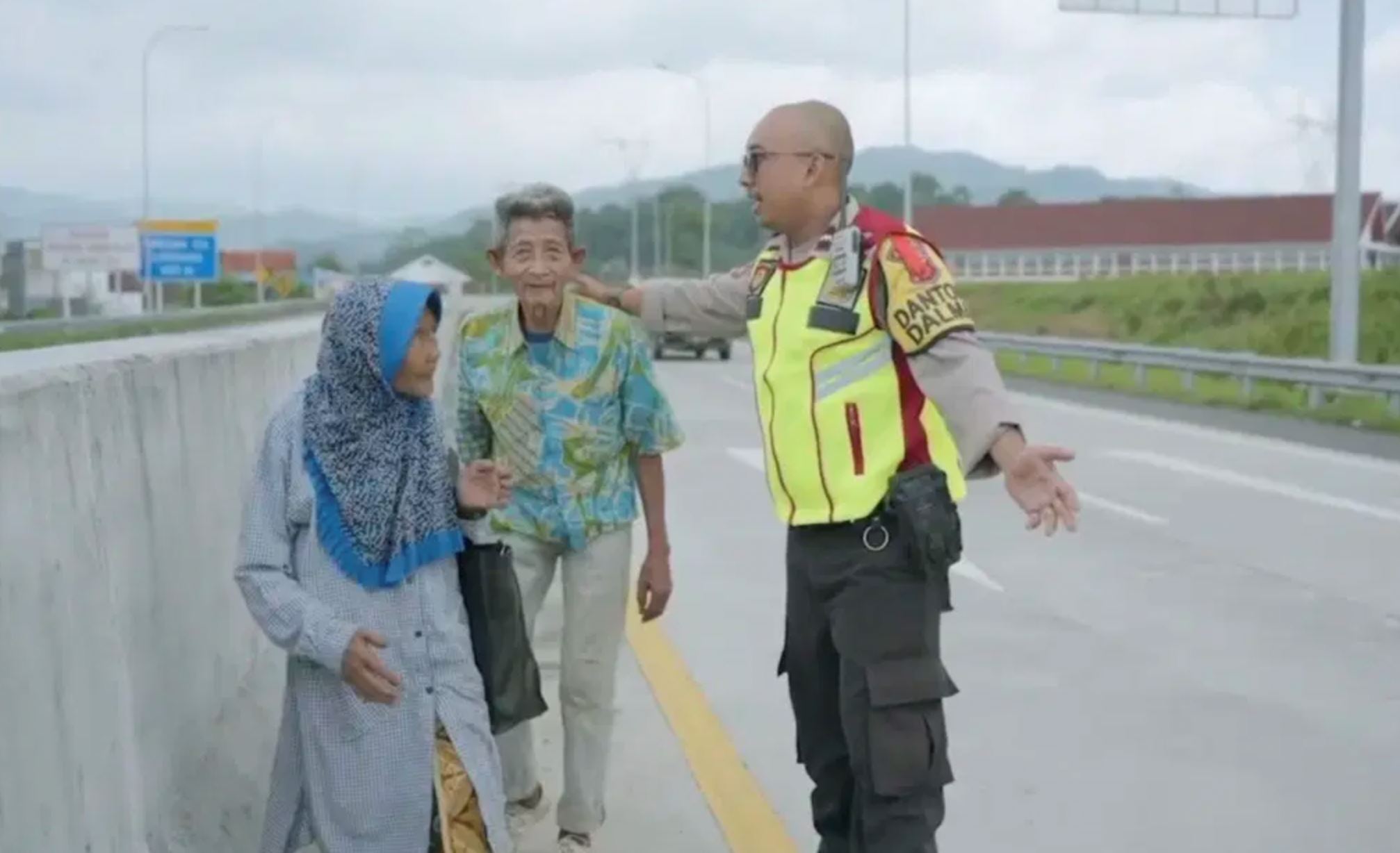 elderly couple in indonesia walks over 9 kilometers to celebrate hari raya with their grandchildren