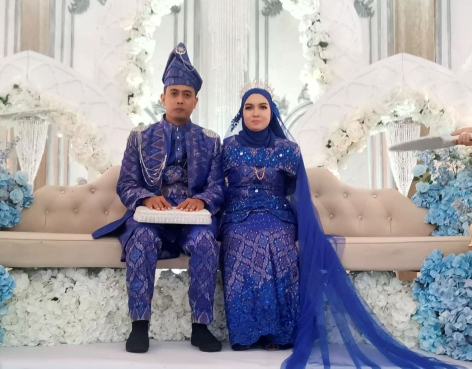 m'sian touched! man marries woman born without hands, “she's my heavenly angel”