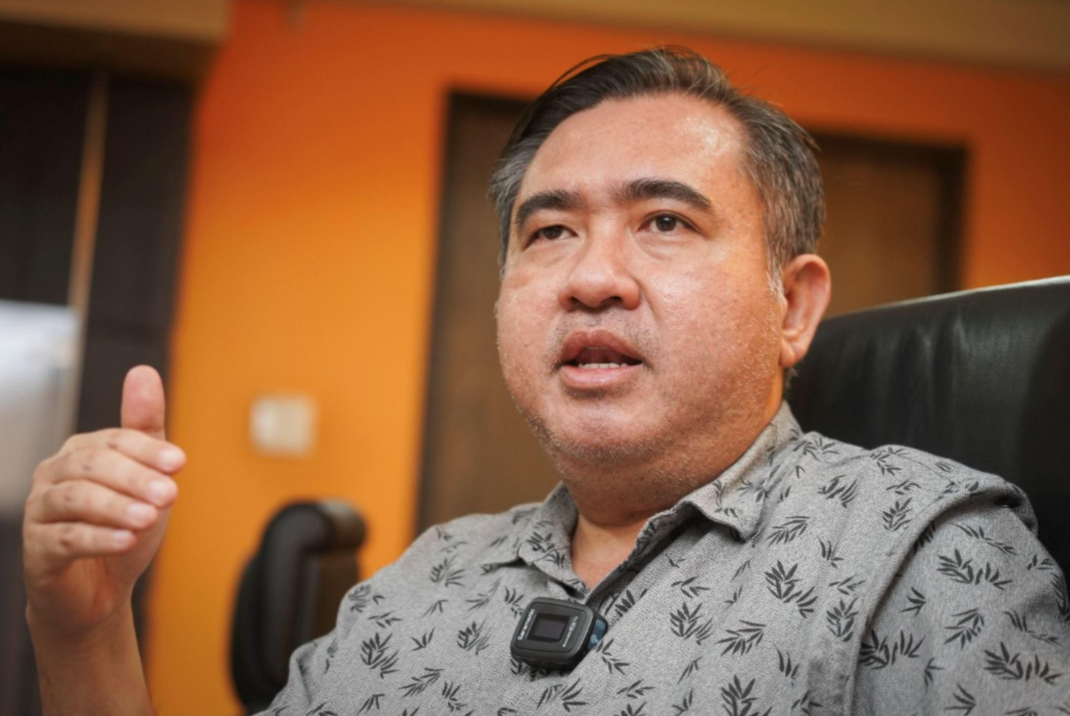 transport minister anthony loke's hilarious throwback photo takes social media by storm, netizens amazed!