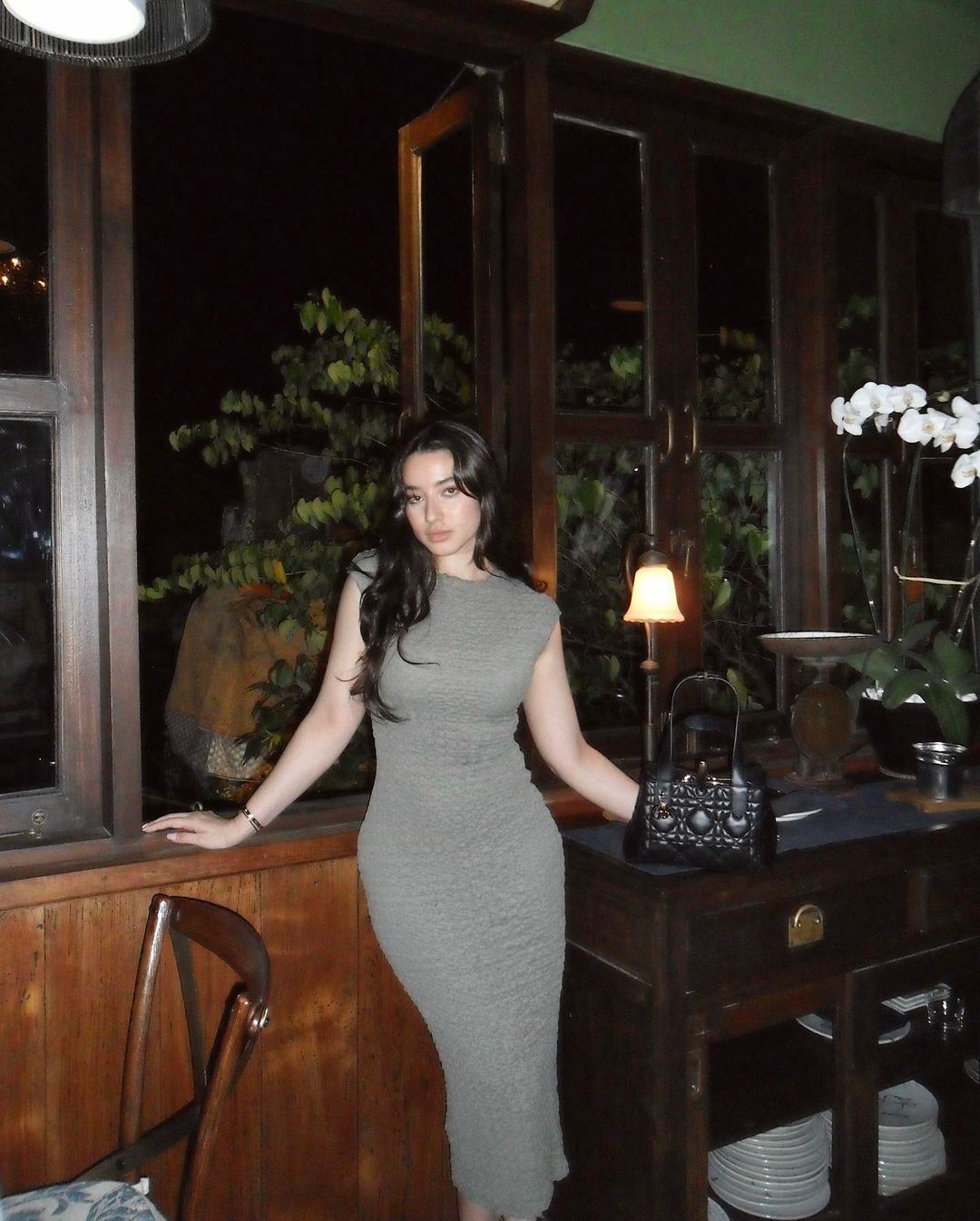 netizen nampak ‘sesuatu’ pada foto ameera khan, “apa kat belakang tingkap tu?”