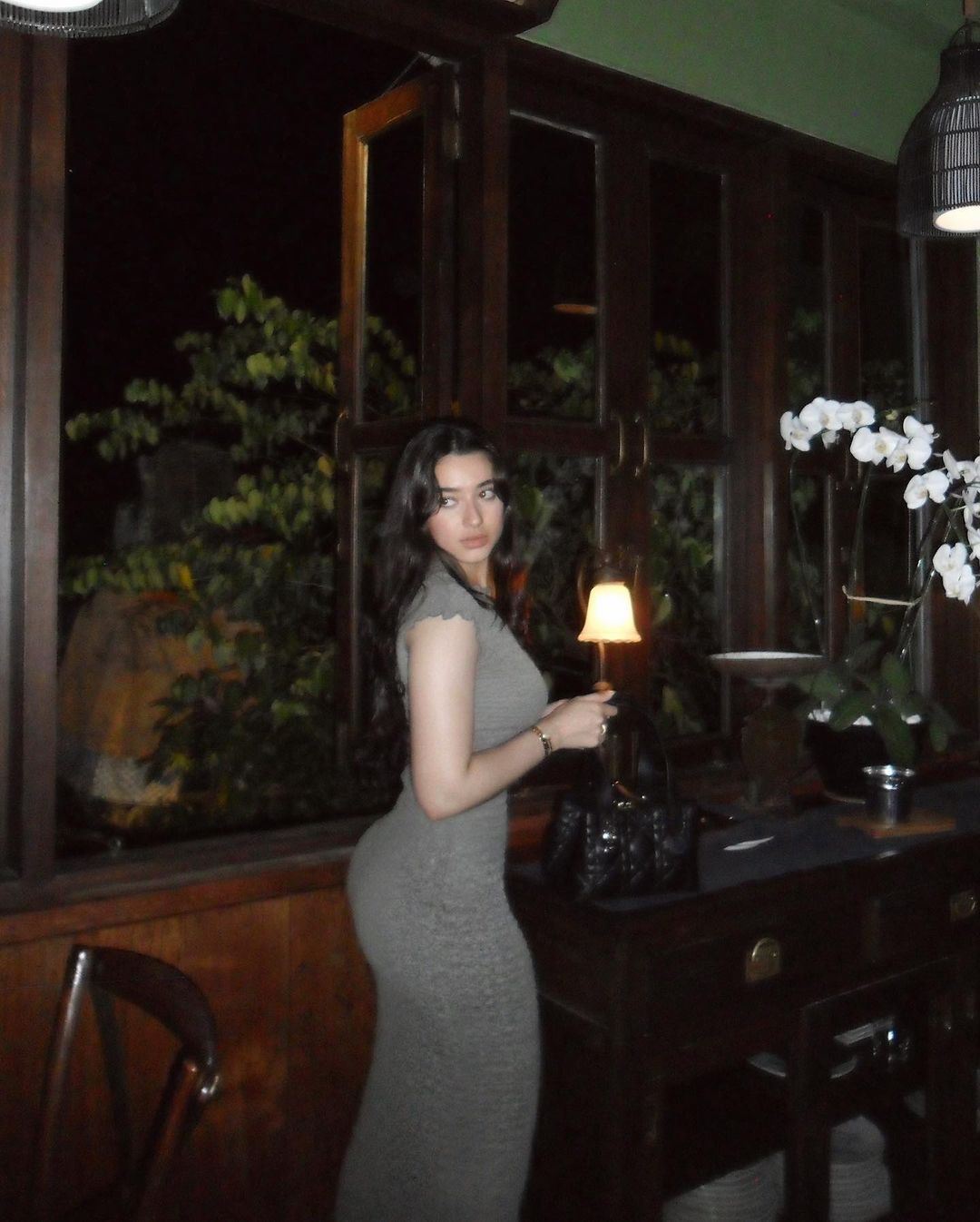 netizen nampak ‘sesuatu’ pada foto ameera khan, “apa kat belakang tingkap tu?”