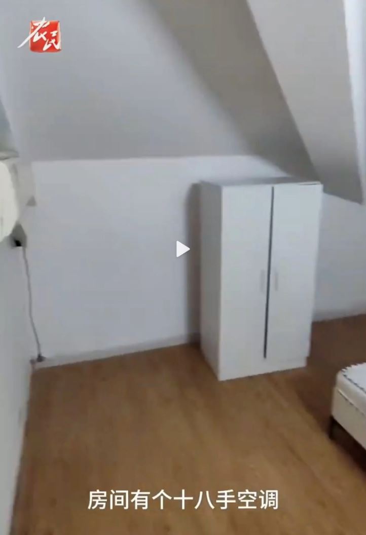 tak masuk akal, bilik dengan tingkap sebesar tapak tangan ini disewa pada rm634 sebulan