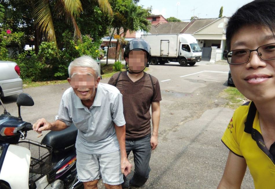 heartfelt exchange! elderly johor uncle gifted his beloved motorcycle to university student to go to class