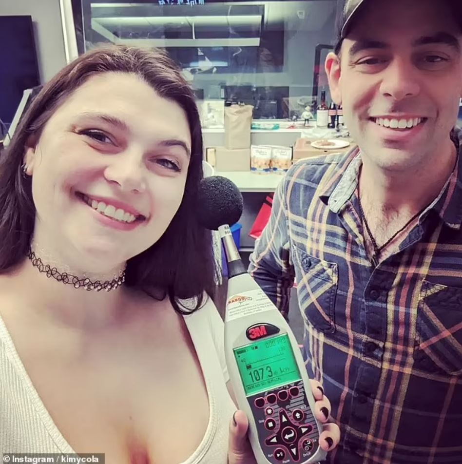 wanita cipta rekod sendawa terkuat di dunia, sama kuat bunyi bising di konsert rock