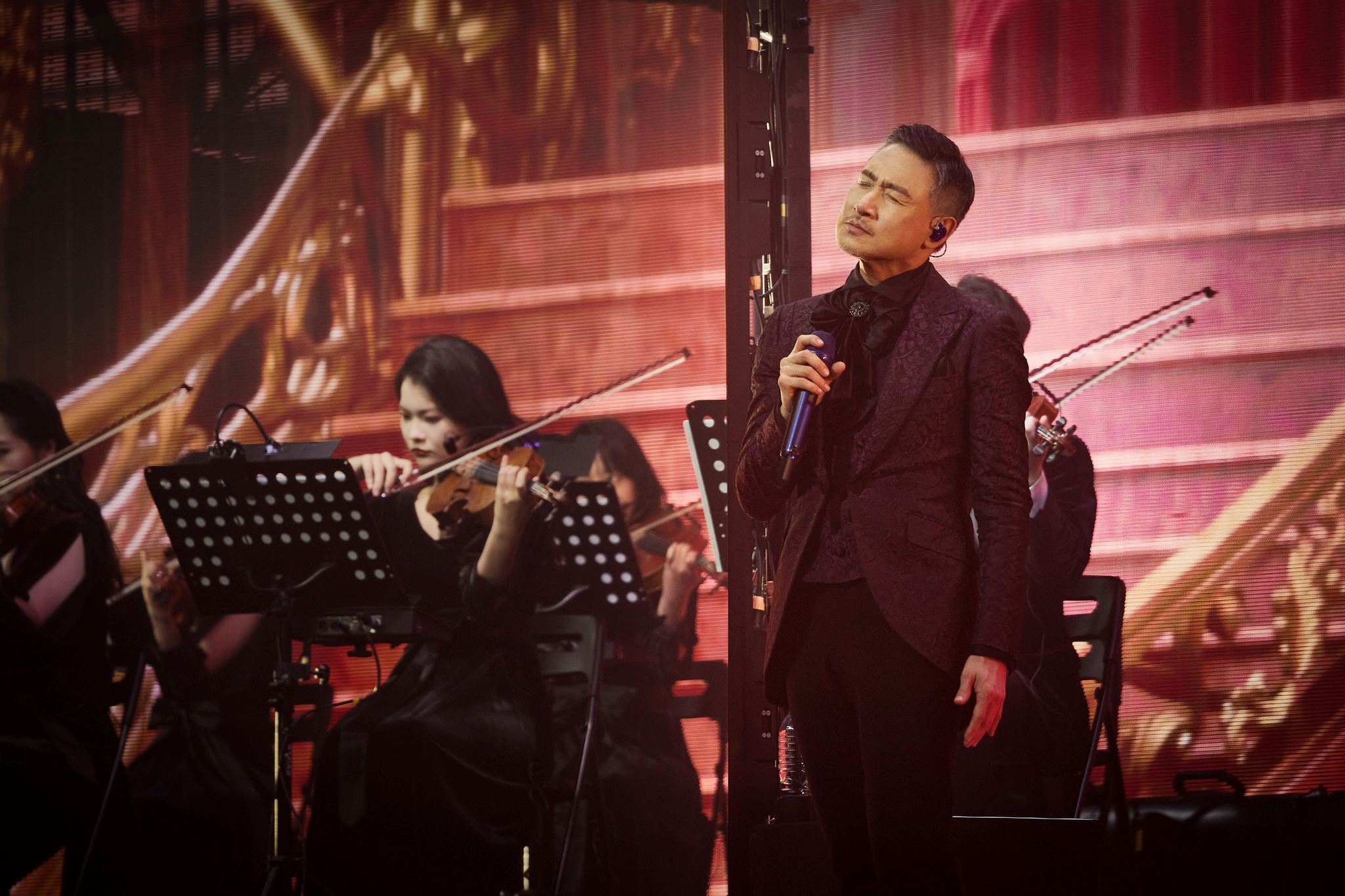 “歌神” 张学友演唱会中途让粉丝选择继续还是暂停❗身体不适仍坚持完成表演🔥