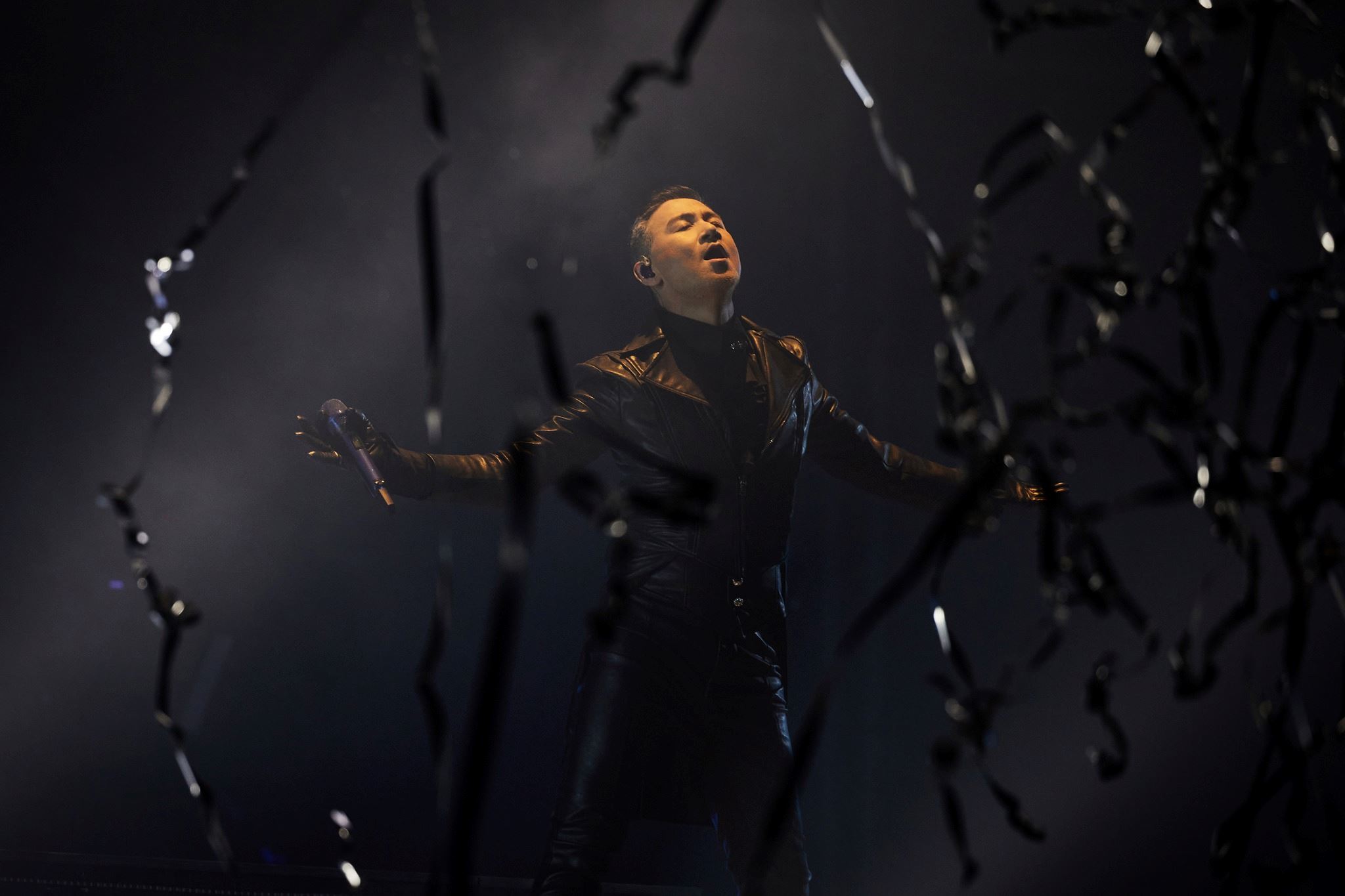 “歌神” 张学友演唱会中途让粉丝选择继续还是暂停❗身体不适仍坚持完成表演🔥