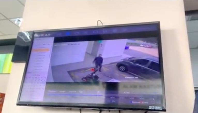 wanita terkejut lihat telefon bimbit rakam dirinya masa buang air dalam tandas stesen minyak