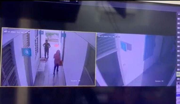 wanita terkejut lihat telefon bimbit rakam dirinya masa buang air dalam tandas stesen minyak