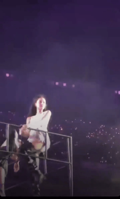 jennie差点摔下舞台！粉丝怒斥主办方没良心！