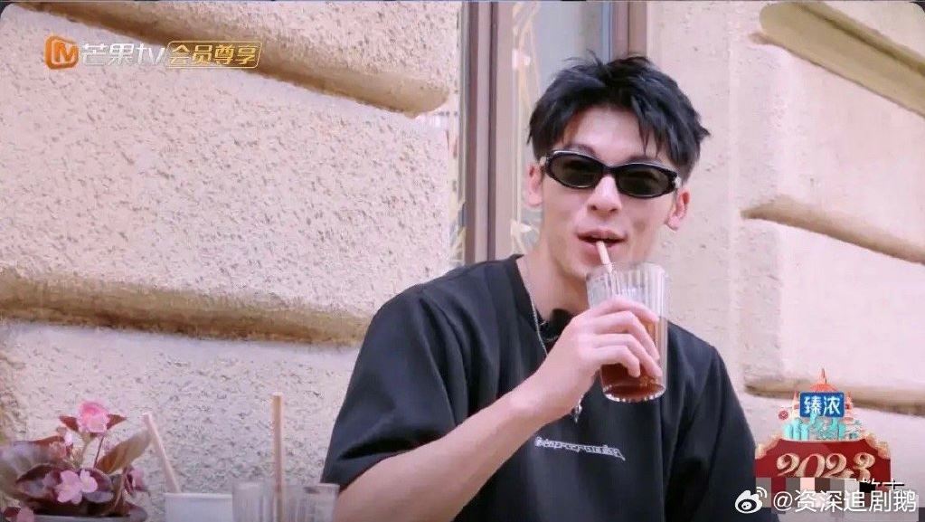 许光汉被黄晓明催生子❗尴尬得采取战术性喝水缓解气氛🤣
