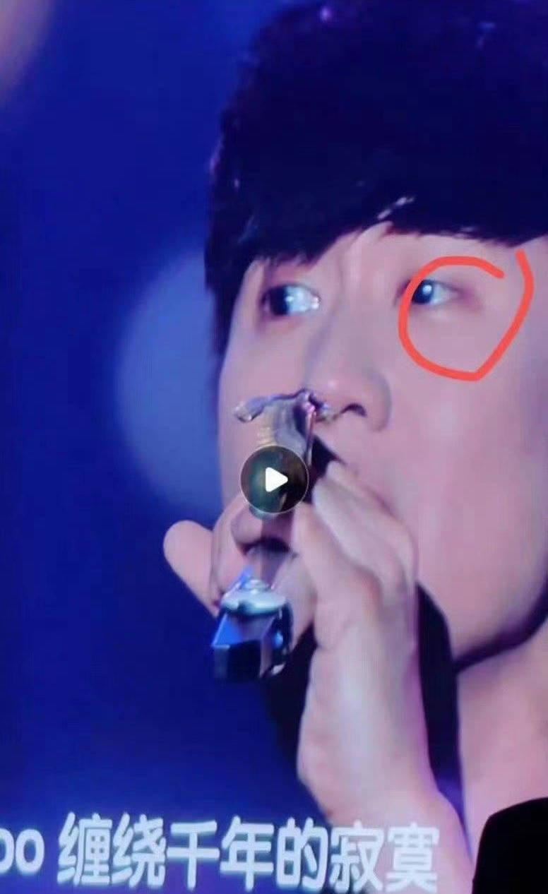 林俊杰遭黑粉「激光笔射眼」！本尊亲回应！