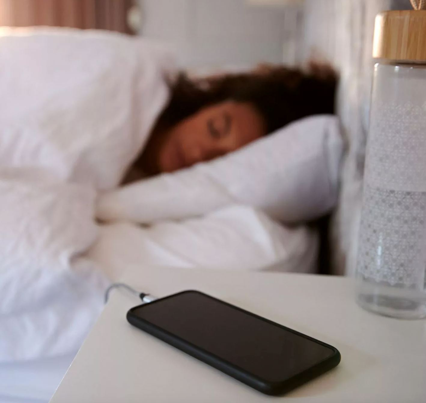 苹果公司警告！别睡在充电的iphone旁边！