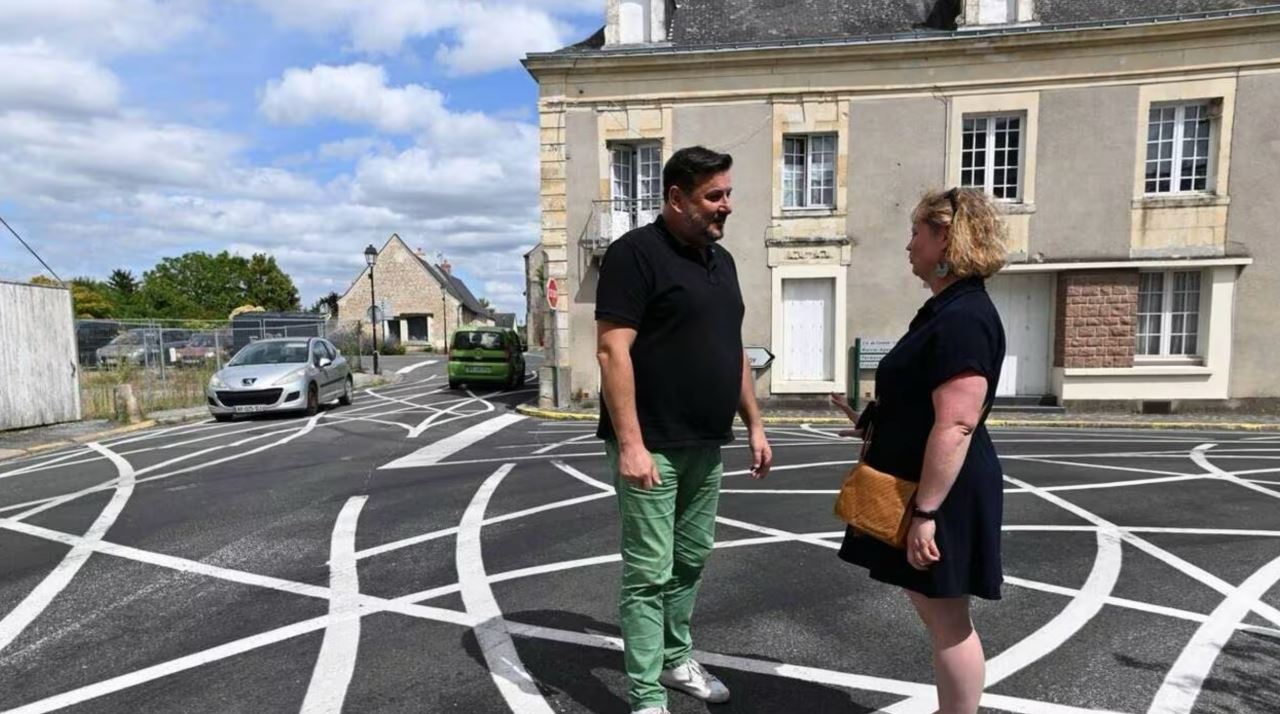 elak pemandu bawa kereta laju, bandar ini sengaja buat garisan jalan bengkang-bengkok