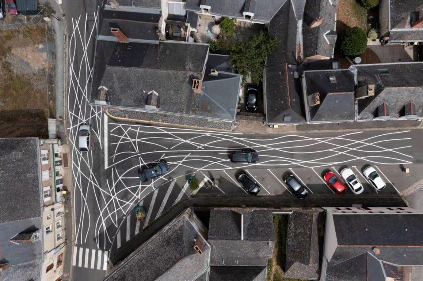 elak pemandu bawa kereta laju, bandar ini sengaja buat garisan jalan bengkang-bengkok