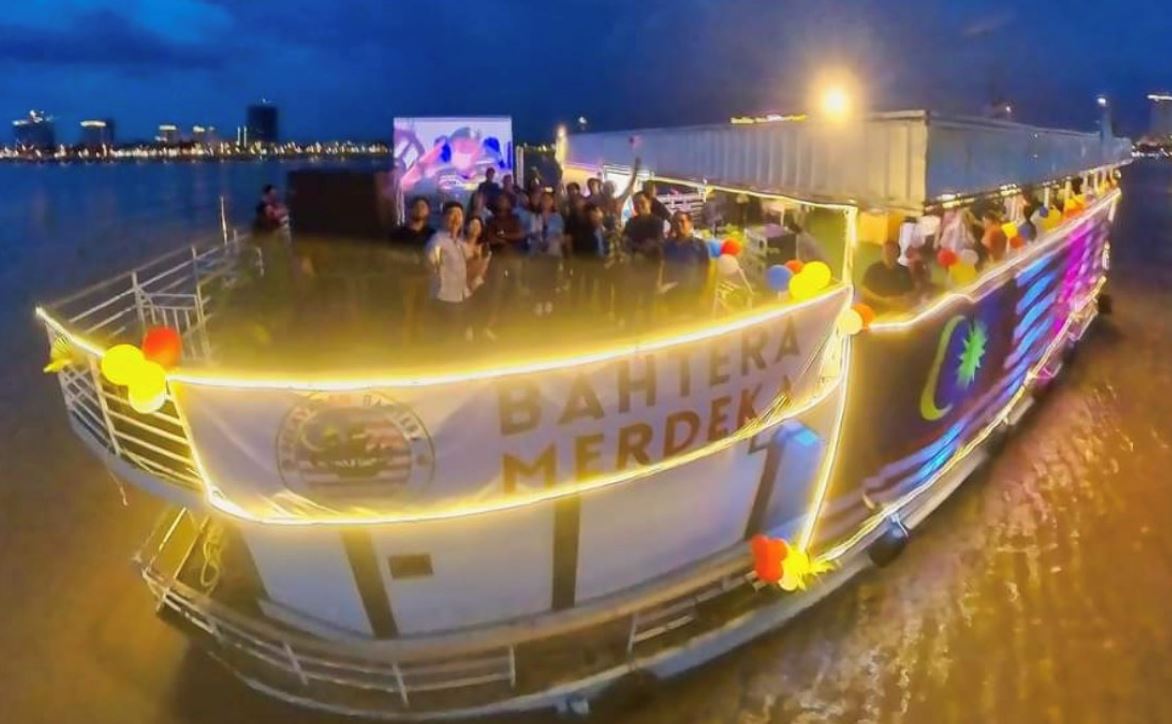 malaysian embassy presents 'bahtera merdeka' cruise: jalur gemilang on the mekong