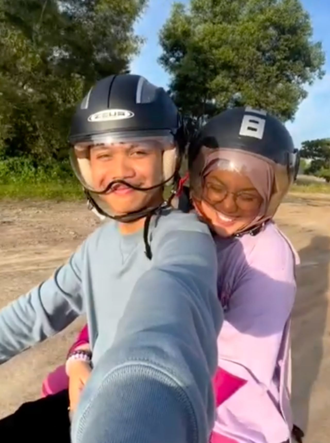 kahwin dengan wanita lebih berusia, ubai dituduh netizen beli motor guna duit isteri