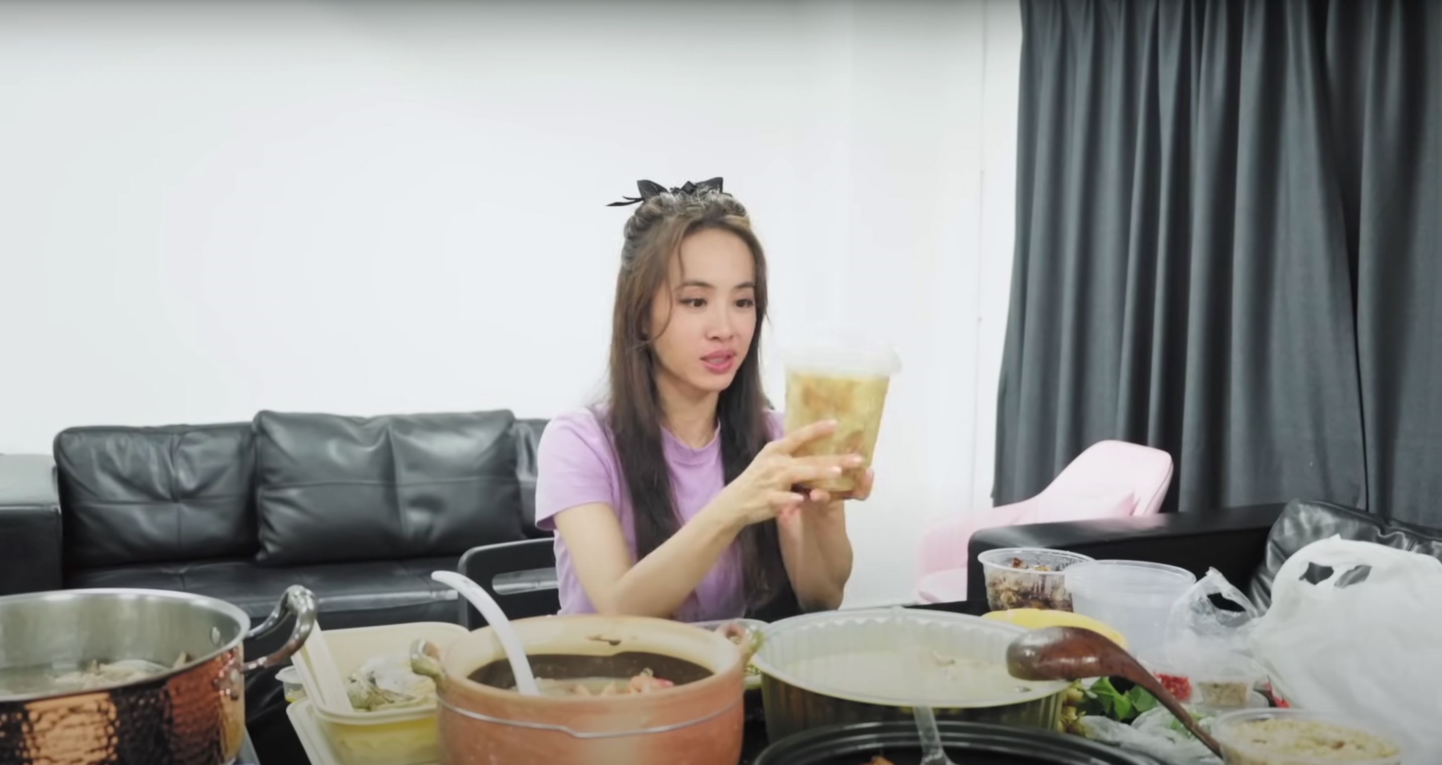 蔡依林狂炫深圳美食❗被一杯像“脑汁”的饮料吓坏😱