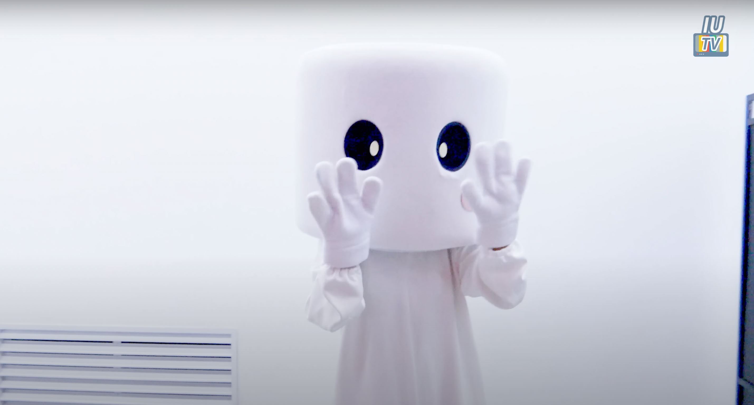 国民妹妹iu装扮棉花糖人偶出现在展览❗结果没人认出自己超难过😭