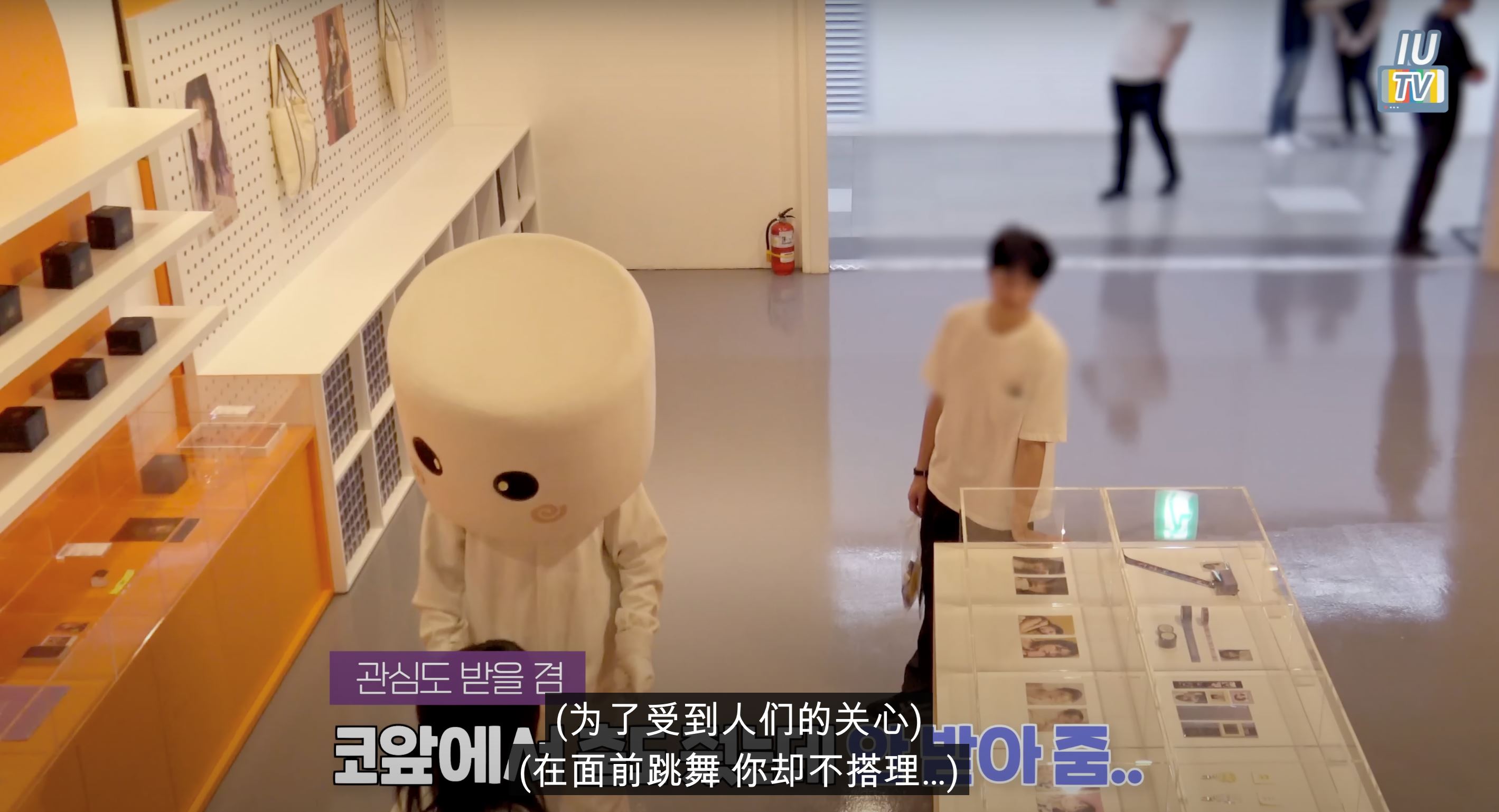 国民妹妹iu装扮棉花糖人偶出现在展览❗结果没人认出自己超难过😭