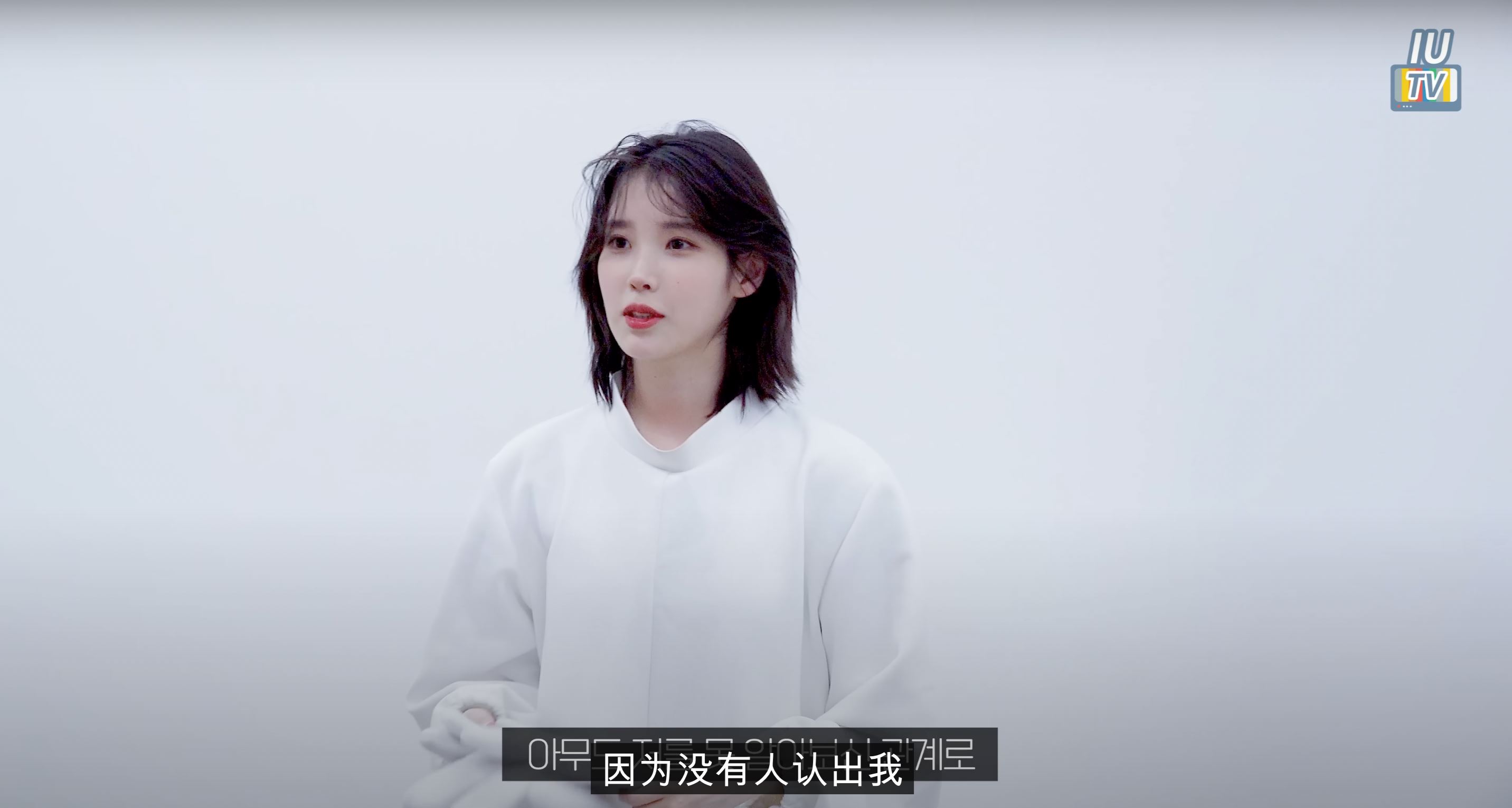 国民妹妹iu装扮棉花糖人偶出现在展览❗结果没人认出自己超难过😭