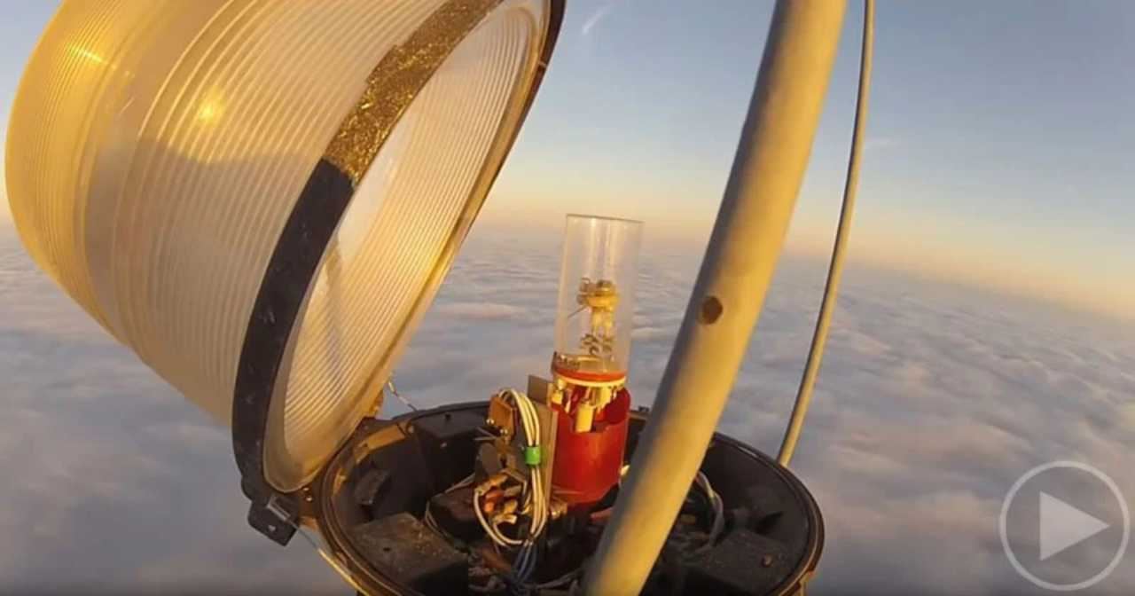 gaji tukang tukar mentol cecah rm80,000 sehari. sanggup?