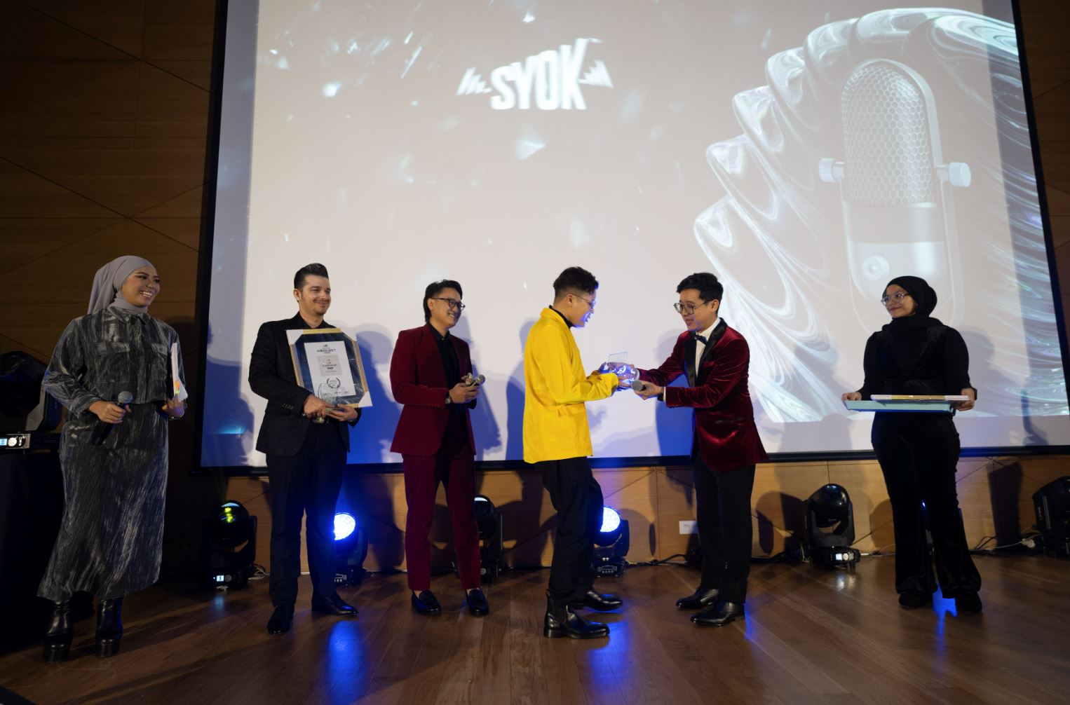 penggiat podcast di malaysia terima pengiktirafan pada malam ‘anugerah podcast syok 2023’. tahniah!