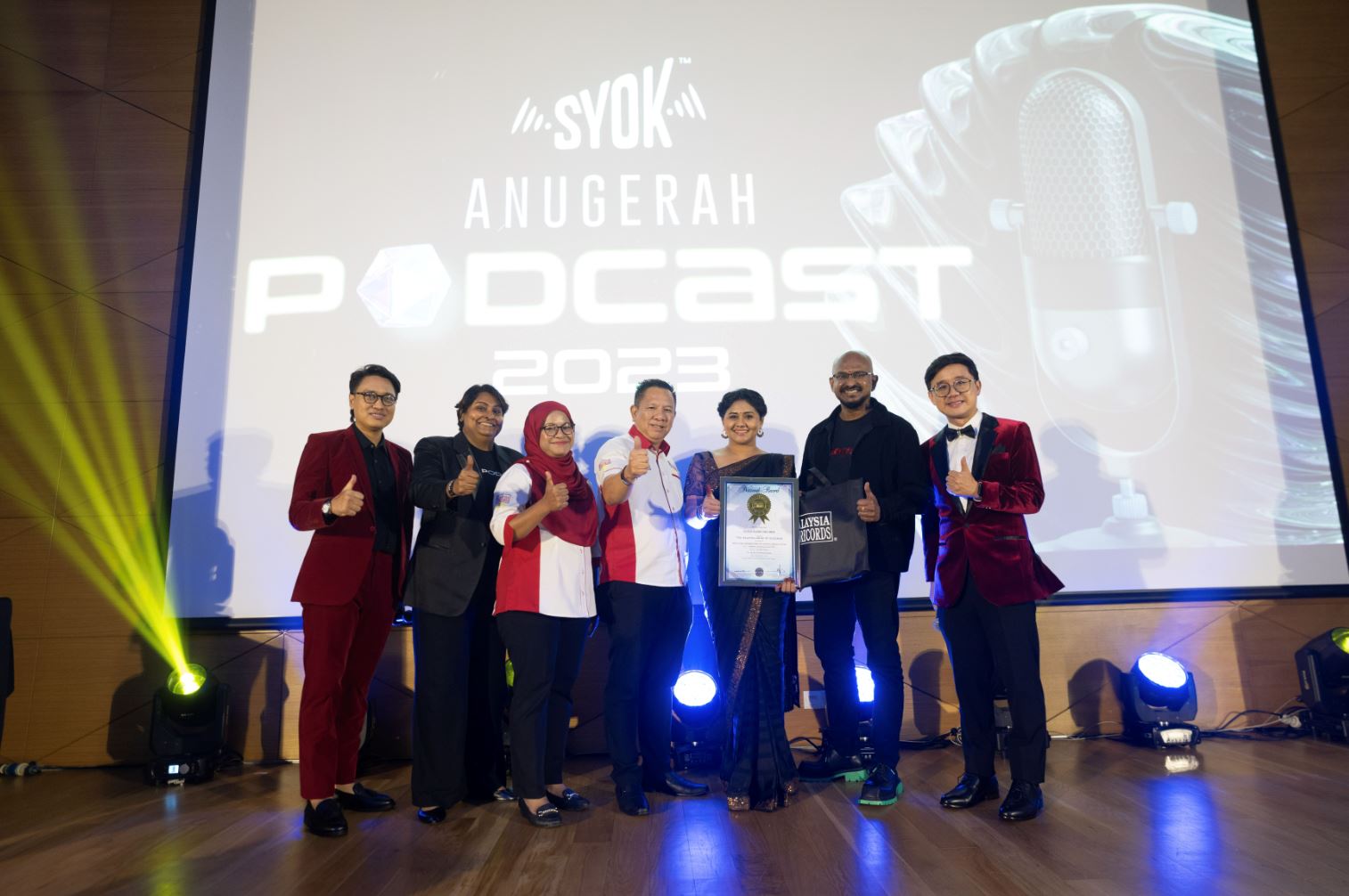 penggiat podcast di malaysia terima pengiktirafan pada malam ‘anugerah podcast syok 2023’. tahniah!